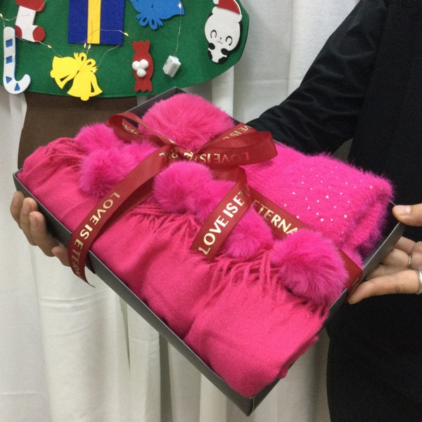 Coffret cadeau écharpe minimaliste, gants et bonnet à pompon dans une boîte