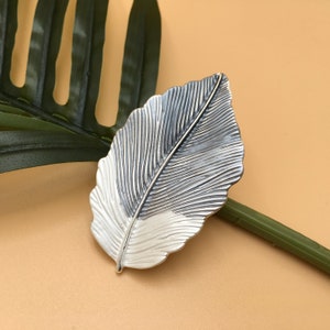 Lovely Leaf Metal Magnetic Scarf Brooch For Scarves Wraps Pashimnas, Suitable For Wedding, Hen Parties, Dates
