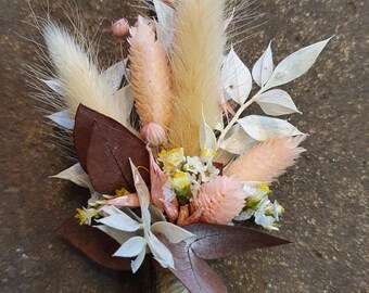 Pins made of dried flowers for grooms and groomsmen.