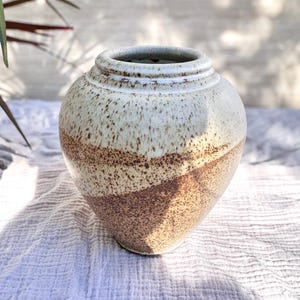 Jarrón de cerámica artística de estudio, torneado y marcado