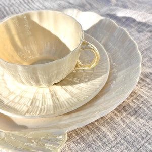 Juego de taza y plato para sándwich Belleek Tridacna amarillos, Lustre 1st Green Mark Vintage