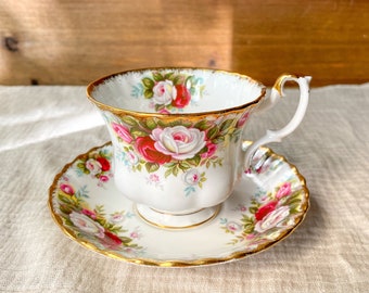Tasse à thé et soucoupe Royal Albert Celebration 1970 roses en porcelaine tendre vintage