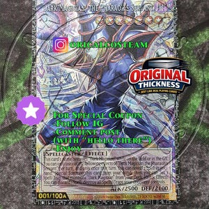 Może przedstawiać: Karta kolekcjonerska przedstawiająca postać Dark Magician, The Pharaoh's Servant. Karta zawiera fioletowo-niebieską ilustrację, szczegóły tekstowe, w tym ATK/2500 i DEF/2100, oraz promocyjne nakładki tekstowe, takie jak ORICALCOSTEAM i ORIGINAL THICKNESS.