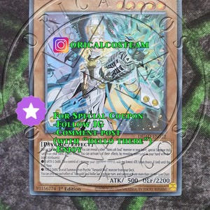 Peut inclure: Carte de jeu Yu-Gi-Oh! avec une illustration détaillée d'un personnage en blanc et or, sur un fond bleu sarcelle et marron. La carte contient du texte en anglais, avec le nom et les attributs de la carte. L'ATK de la carte est de 500.