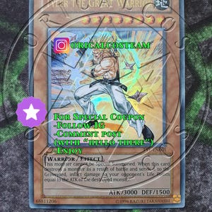 Puede incluir: Una tarjeta coleccionable que presenta a un guerrero musculoso con pantalones blancos y una parte superior amarilla, en una pose dinámica. La tarjeta tiene texto en inglés, incluyendo "Tyler the Great Warrior" y texto promocional para un cupón especial.