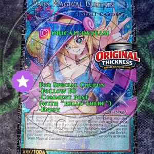 Może przedstawiać: Kolekcjonerska karta zaklęcia Dark Magical Curtain z kolorową ilustracją anime. Karta zawiera tekst, w tym "ORIGINAL THICKNESS" i "FOR SPECIAL COUPON".
