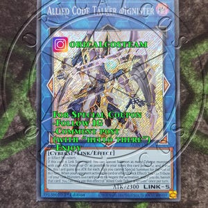 Può includere: Carta collezionabile olografica "Allied Code Talker Dignister", con un'illustrazione dettagliata di una figura robotica. La carta presenta testo, tra cui "CYBERSE/LINK/EFFECT" e "ATK/2300 LINK-5".