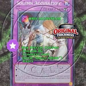 Può includere: Carta collezionabile olografica "Solemn Accusation" con bordo viola e oro. La carta presenta un'illustrazione di tre figure e testo che include "Original Thickness" e "Enjoy".