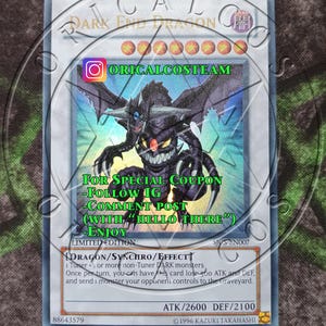 Könnte beinhalten: Eine schwarze und blaue "Dark End Dragon" Sammelkarte mit einem roten und weißen "Oricalcosteam" Logo. Die Karte ist eine limitierte Edition "Drache/Synchro/Effekt" mit einer Angriffskraft von 2600 und einer Verteidigungskraft von 2100. Der Kartentext lautet: "1 Tuner + 1 oder mehr Nicht-Tuner-DUNKEL-Monster. Einmal pro Spielzug kannst du diese Karte 500 ATK und DEF verlieren lassen und 1 Monster, das dein Gegner kontrolliert, auf den Friedhof schicken."