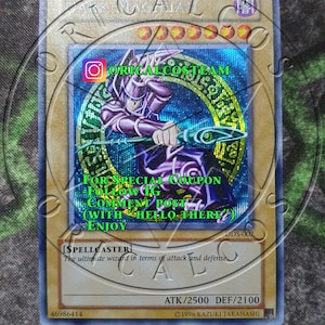 Puede incluir: Una carta azul y dorada con una imagen de un mago oscuro sosteniendo un bastón. La carta es del juego de cartas coleccionables Yu-Gi-Oh!. El texto en la carta dice "Dark Magician" y "SPELLCASTER". La carta también tiene el texto "FOR SPECIAL COUPON - FOLLOW IG - COMMENT POST (WITH "HELLO THERE") - ENJOY".