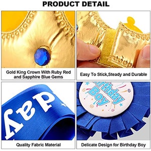 Puede incluir: Una corona dorada con gemas rojas y azules, una banda azul con la palabra "Happy" impresa en ella y una roseta azul con las palabras "Birthday Boy" impresas en ella.