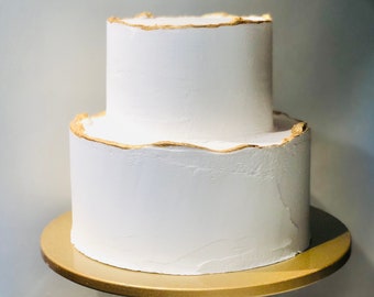 Goldfarbener Fake-Kuchen mit rustikalem Rand und glatter Textur zur Präsentation oder für Fotoshootings