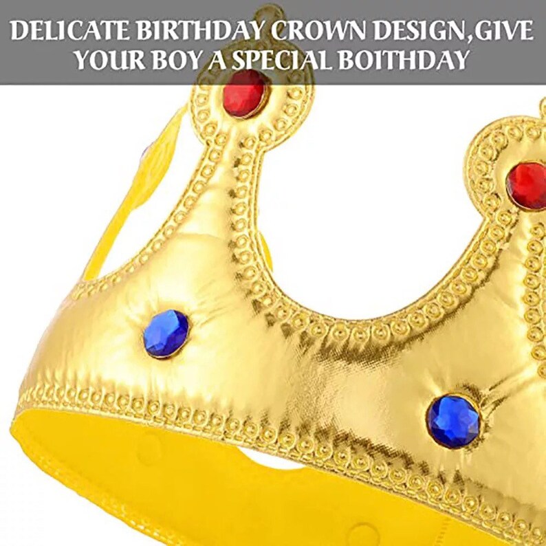 Puede incluir: Una corona dorada con joyas azules y rojas. La corona est&aacute; hecha de pl&aacute;stico y tiene una diadema amarilla.