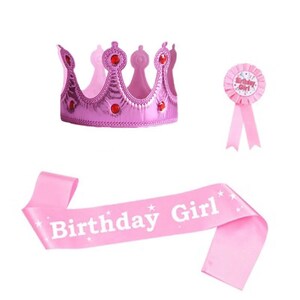 Puede incluir: Corona rosa para ni&ntilde;a de cumplea&ntilde;os con joyas rojas, una banda rosa con texto blanco que dice "Birthday Girl", y una insignia rosa para ni&ntilde;a de cumplea&ntilde;os con una cinta.