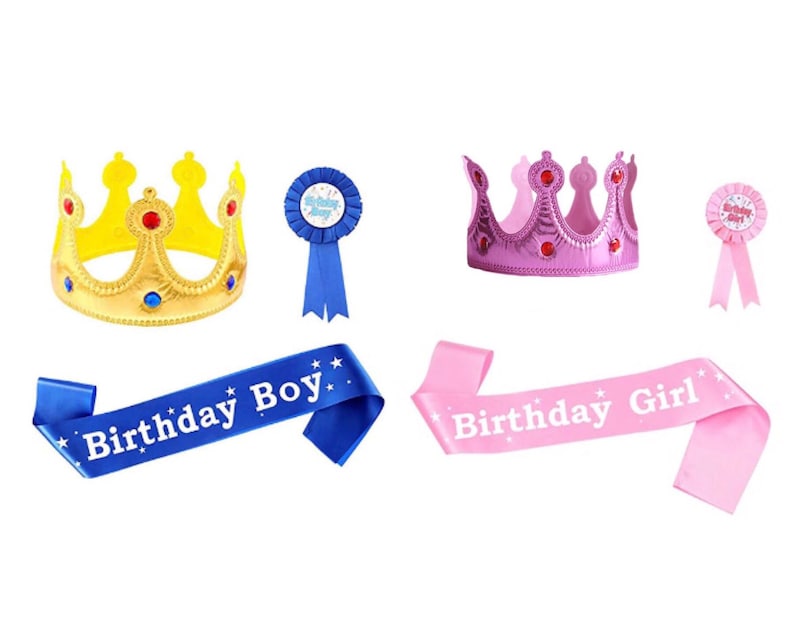 Puede incluir: Dos juegos de accesorios para fiestas de cumplea&ntilde;os. Un juego es azul y dorado con una corona, una banda y una cinta azul con una estrella dorada y el texto "Birthday Boy". El otro juego es rosa y plateado con una corona, una banda y una cinta rosa con una estrella plateada y el texto "Birthday Girl".