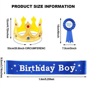 Puede incluir: Un conjunto de fiesta de cumplea&ntilde;os azul y dorado para un ni&ntilde;o. El conjunto incluye una corona, una banda y una insignia. La corona mide 12 cm de alto y tiene una circunferencia de 53 cm. La banda mide 9,5 cm de ancho y 1,6 m de largo. La insignia mide 15 cm de alto y 7,5 cm de ancho. La banda tiene el texto "Birthday Boy" impreso en ella.