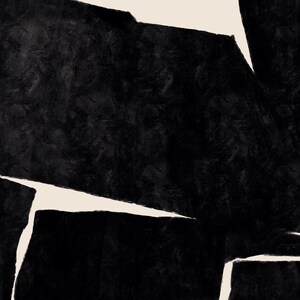 K&ouml;nnte beinhalten: Abstrakter Kunstdruck mit schwarzen Formen auf cremefarbenem Hintergrund. Die Formen sind unregelm&auml;&szlig;ig und &uuml;berlappen sich, wodurch ein modernes und minimalistisches Design entsteht.