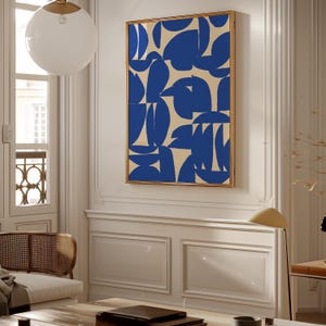 Póster de arte abstracto: formas geométricas azules sobre fondo beige