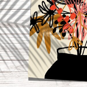 Pu&ograve; includere: Un vaso nero con un bouquet di fiori astratti in tonalit&agrave; di rosso, rosa, arancio, giallo e blu. I fiori sono dipinti in uno stile stilizzato e fantasioso.