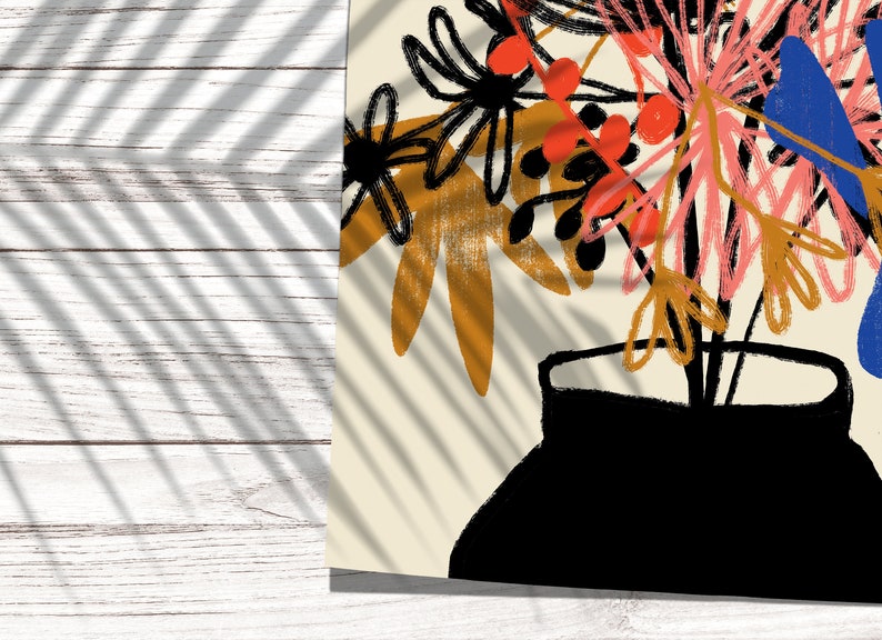 Pu&ograve; includere: Un vaso nero con un bouquet di fiori astratti in tonalit&agrave; di rosso, rosa, arancio, giallo e blu. I fiori sono dipinti in uno stile stilizzato e fantasioso.