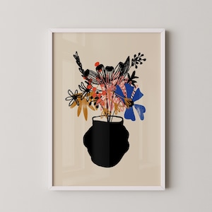 Pu&ograve; includere: Un vaso nero con un arrangiamento floreale stilizzato in tonalit&agrave; di blu, arancione, rosa e rosso. I fiori sono astratti e hanno uno stile grafico moderno.