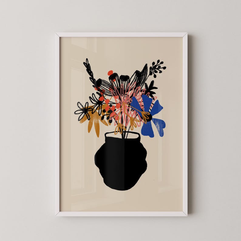 Pu&ograve; includere: Un vaso nero con un arrangiamento floreale stilizzato in tonalit&agrave; di blu, arancione, rosa e rosso. I fiori sono astratti e hanno uno stile grafico moderno.