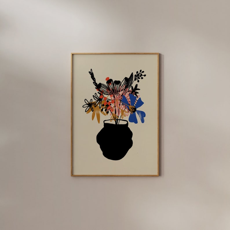Pu&ograve; includere: Un'illustrazione in bianco e nero di un mazzo di fiori in un vaso nero. I fiori sono un mix di rosso, arancione, giallo e blu.