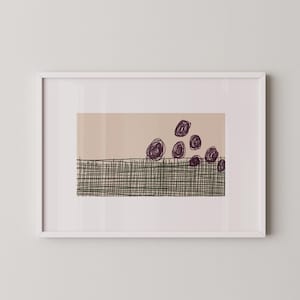 Peut inclure: Impression d'art abstrait encadrée. L'œuvre présente un fond beige avec des formes circulaires violet foncé et un motif hachuré vert foncé en bas. L'art encadré blanc est une pièce de décoration intérieure moderne.
