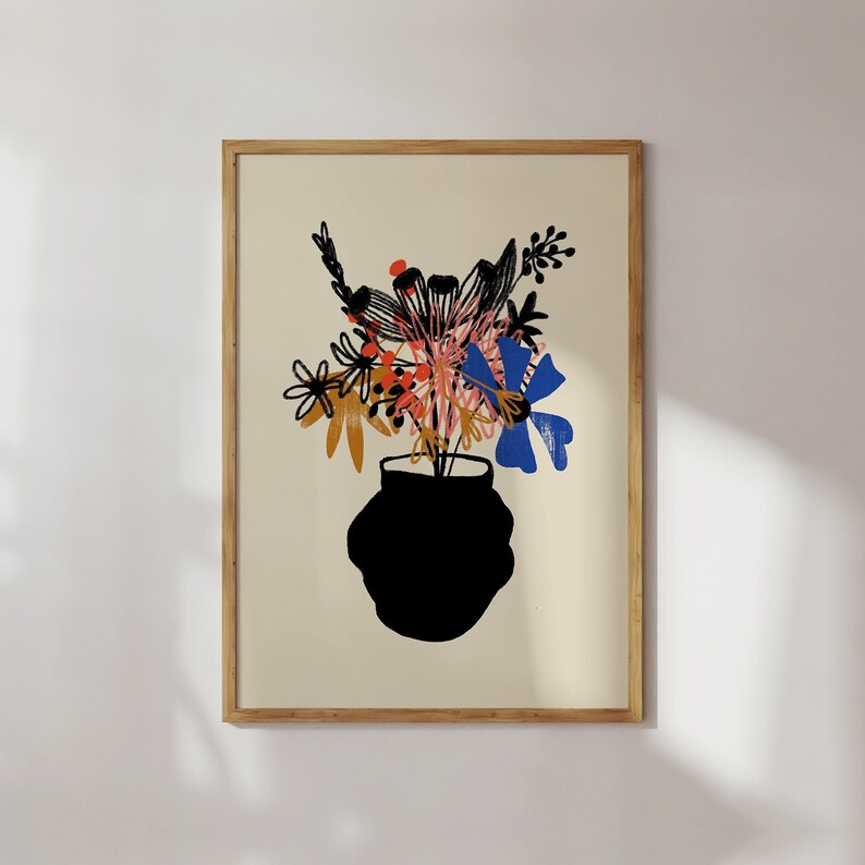Pu&ograve; includere: Una stampa incorniciata di una silhouette nera di un vaso con un mazzo di fiori colorati. I fiori sono in tonalit&agrave; di blu, rosa, arancio e giallo.