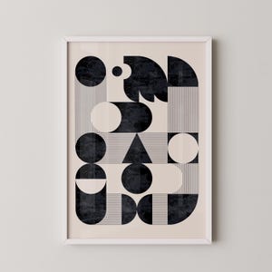 Puede incluir: Impresi&oacute;n de arte geom&eacute;trico abstracto con formas negras y blancas sobre un fondo crema. La impresi&oacute;n presenta c&iacute;rculos, semic&iacute;rculos y un tri&aacute;ngulo.