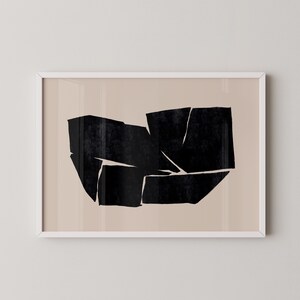 K&ouml;nnte beinhalten: Abstrakter Kunstdruck mit einer schwarzen geometrischen Form auf beigefarbenem Hintergrund. Die Form besteht aus mehreren sich &uuml;berlappenden Quadraten und Rechtecken.