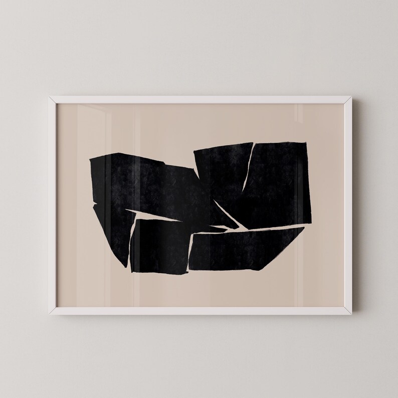 K&ouml;nnte beinhalten: Abstrakter Kunstdruck mit einer schwarzen geometrischen Form auf beigefarbenem Hintergrund. Die Form besteht aus mehreren sich &uuml;berlappenden Quadraten und Rechtecken.