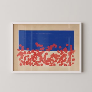 Peut inclure: Impression d'art abstrait dans un cadre blanc. L'œuvre présente une forme rectangulaire bleue en haut, une bande beige et des formes rouges irrégulières en bas. L'impression est un design moderne et minimaliste.