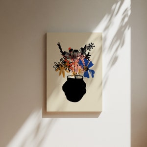 Pu&ograve; includere: Un'illustrazione in bianco e nero di un mazzo di fiori in un vaso nero. I fiori sono stilizzati e hanno una variet&agrave; di colori, tra cui rosa, blu, giallo e arancione.