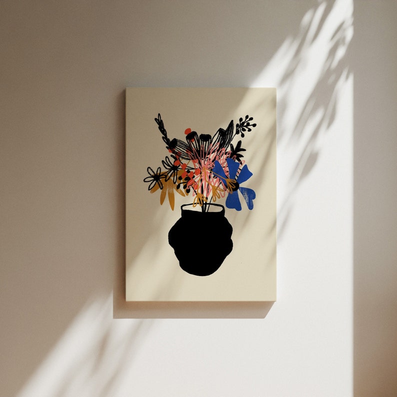 Pu&ograve; includere: Un'illustrazione in bianco e nero di un mazzo di fiori in un vaso nero. I fiori sono stilizzati e hanno una variet&agrave; di colori, tra cui rosa, blu, giallo e arancione.