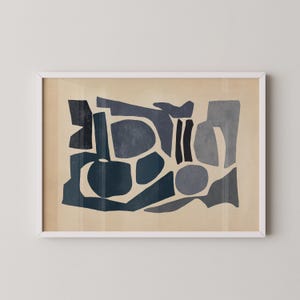 Póster de arte abstracto: forma azul grisácea sobre papel antiguo, estilo Japandi