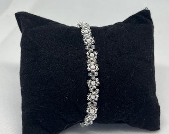 Flower pearl bracelet - in metallic colours