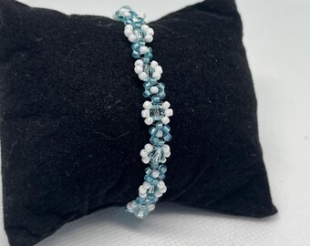Flower pearl bracelet - in metallic colours