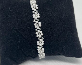 Flower pearl bracelet - in metallic colours