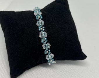 Flower pearl bracelet - in metallic colours