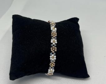 Flower pearl bracelet - in metallic colours