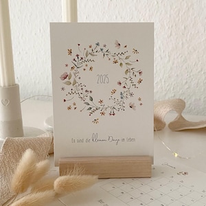 Postkartenkalender 2025 / mit motivierenden Sprüchen die Mut machen / schöner Holzständer / Wildblüte / Tischkalender / A6