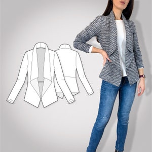 Könnte beinhalten: Ein weißer Blazer mit einem drapierten Kragen und langen Ärmeln. Der Blazer wird an einem Model gezeigt, das eine blaue Jeans trägt.