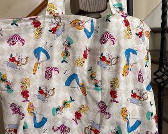 Bolso de mano con diseño de niña perdida y gato curioso.