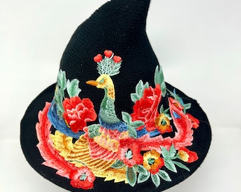 Cappello da strega ricamato con pavone