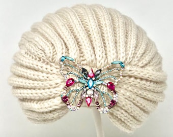 Berretto con ciondolo a farfalla