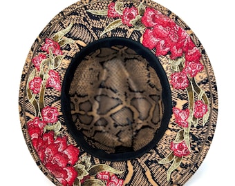 Cappello Fedora con stampa floreale a forma di serpente