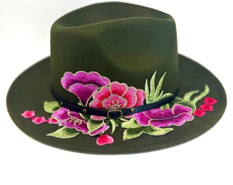 Cappello Fedora verde con ricami floreali