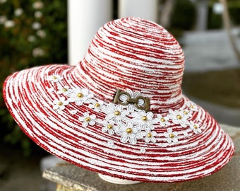Cappello da sole floreale rosso e bianco