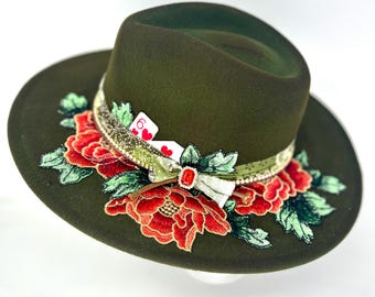 Cappello a tesa larga "Sei di cuori e rose"